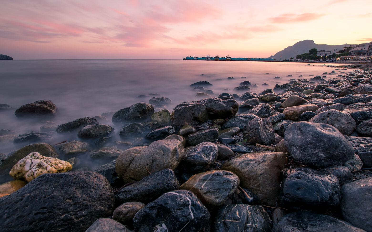 photo crete - beautiful pink rocky beach