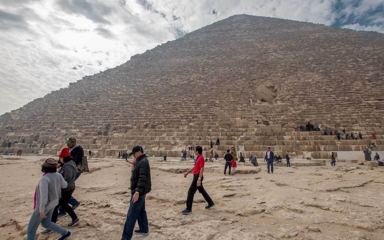 street vendors in front of the pyramids