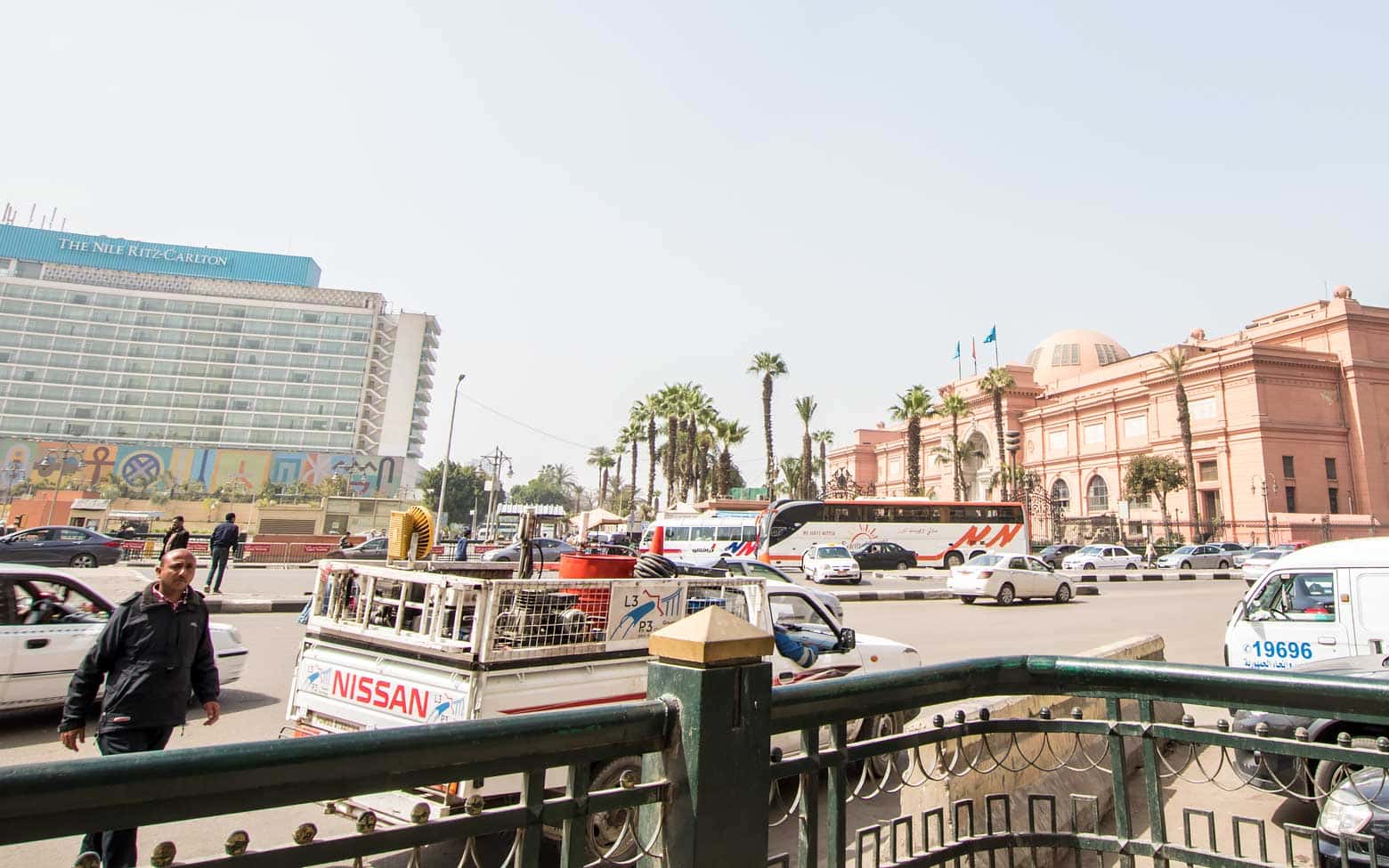 trafic in cairo in front of the museum