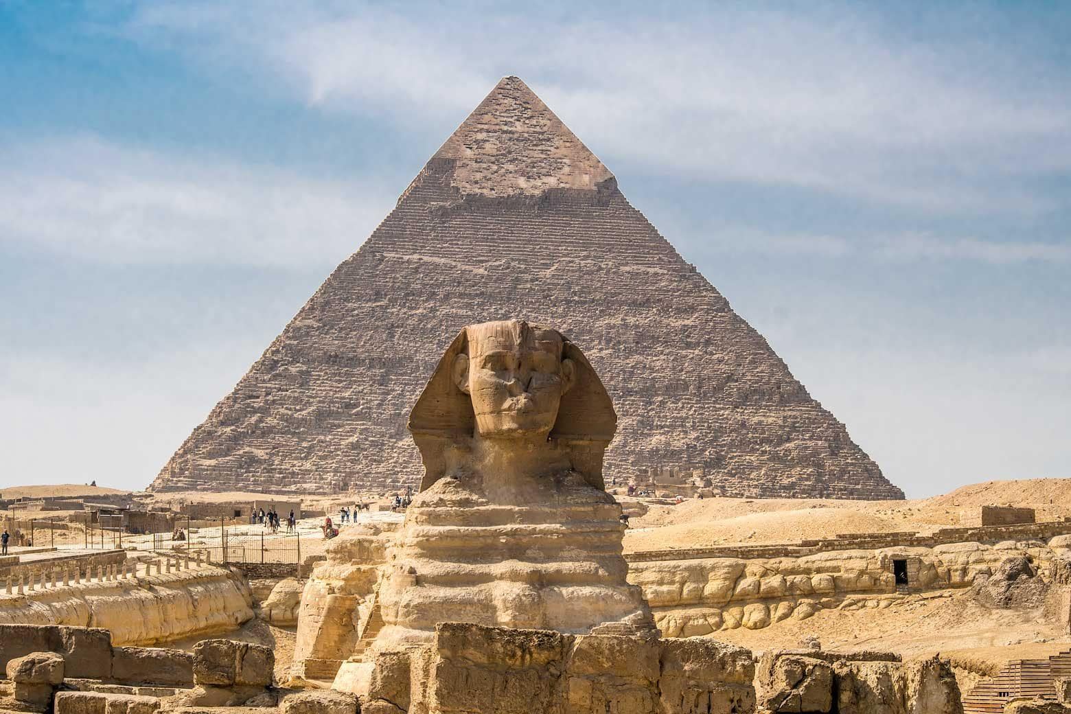 what to see in egypt - the spinf in front of a pyramid