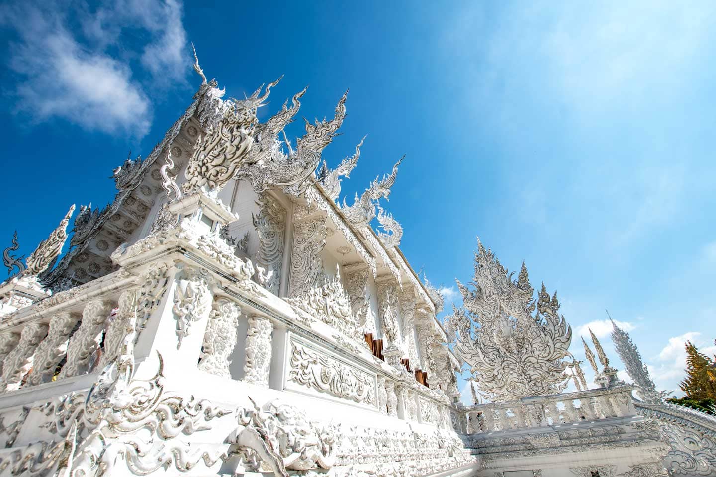 wat rong khun fascade