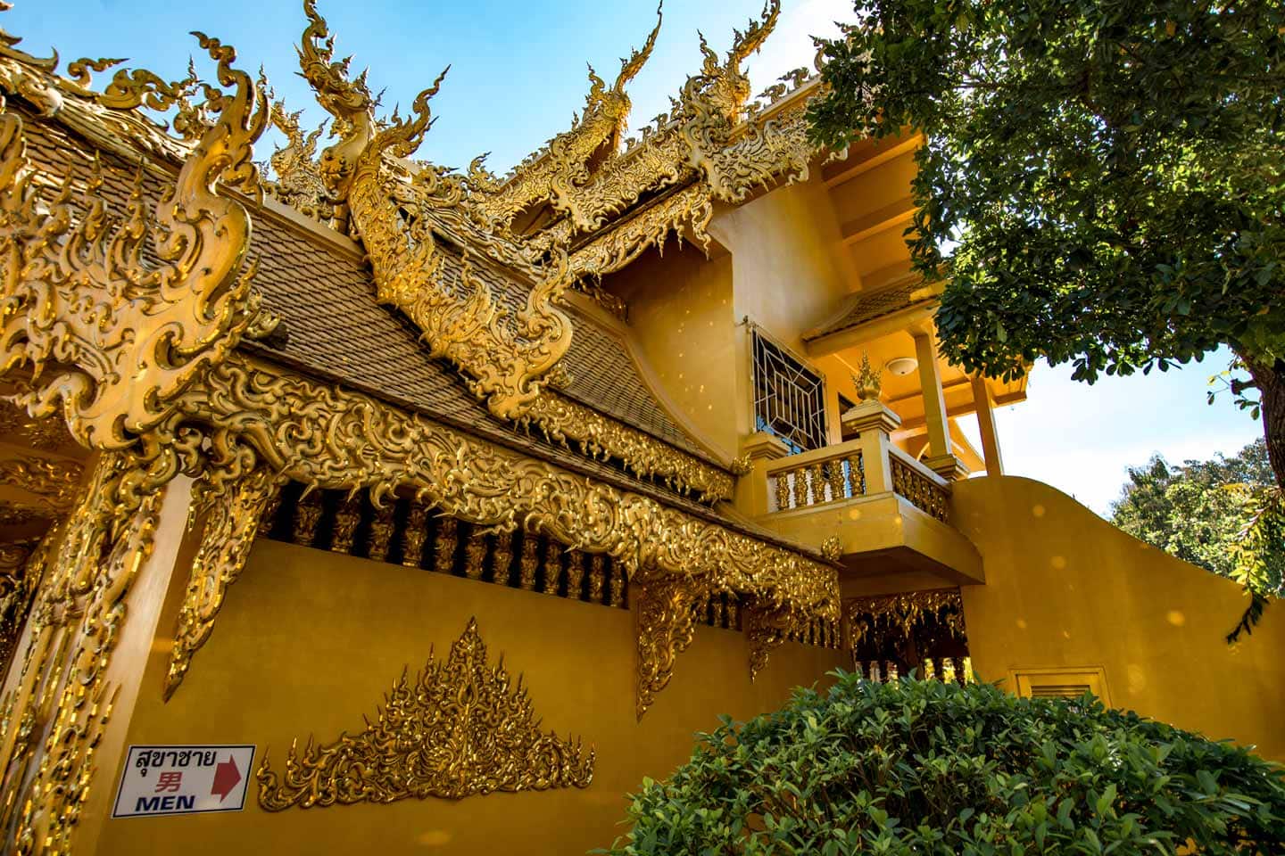 white temple of chiang rai-golden-restrooms