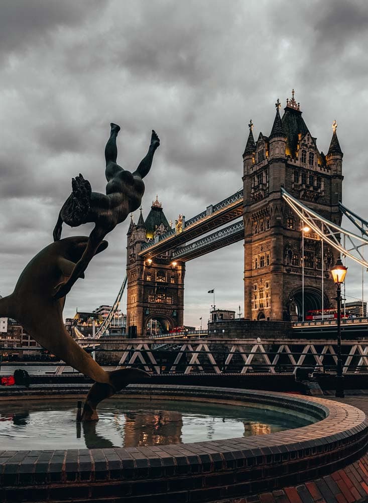 weird-statue-in-front-of-the-famous-london-bridge