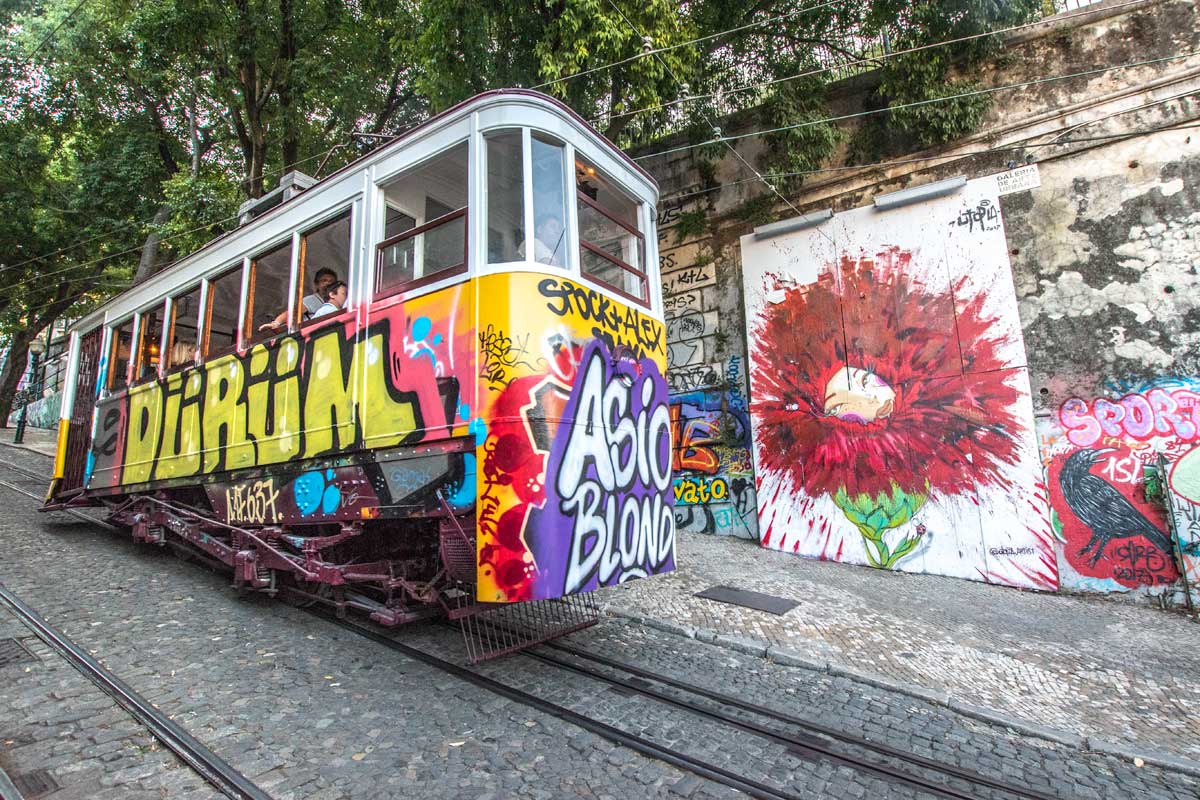 lisbon bucket list Ascensor-de-Gloria