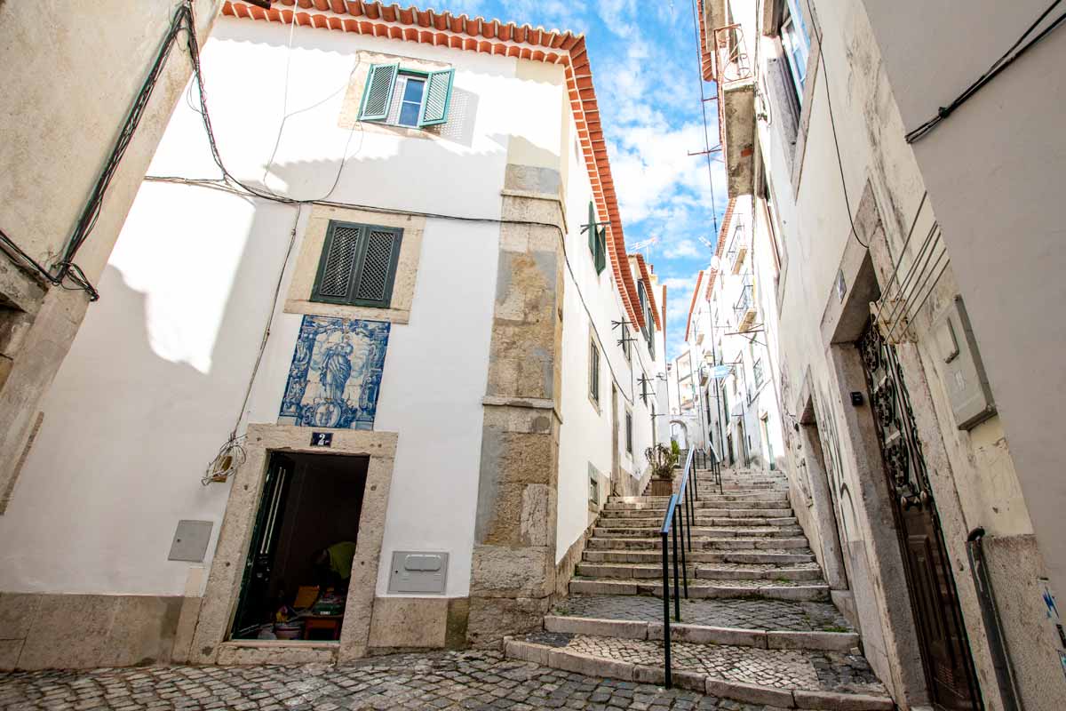 authentic white houses in lisbon