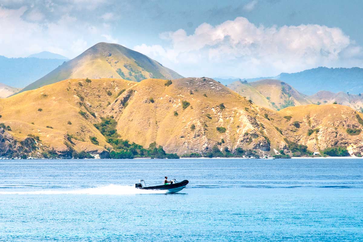 komodo tour - yellow islands