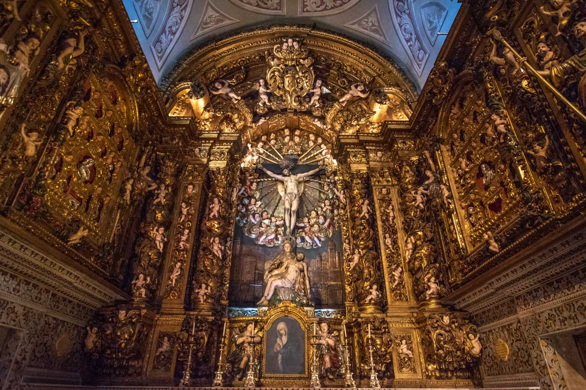 th e altar inside Igreja de São Roque