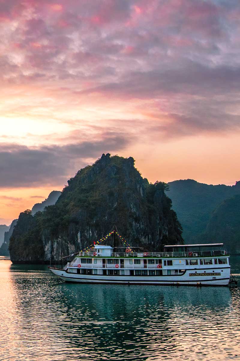 The beauty of Halong Bay at sunset