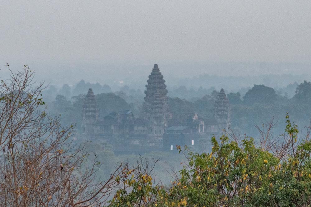 Angkor sunrise spot - phnom bakheng