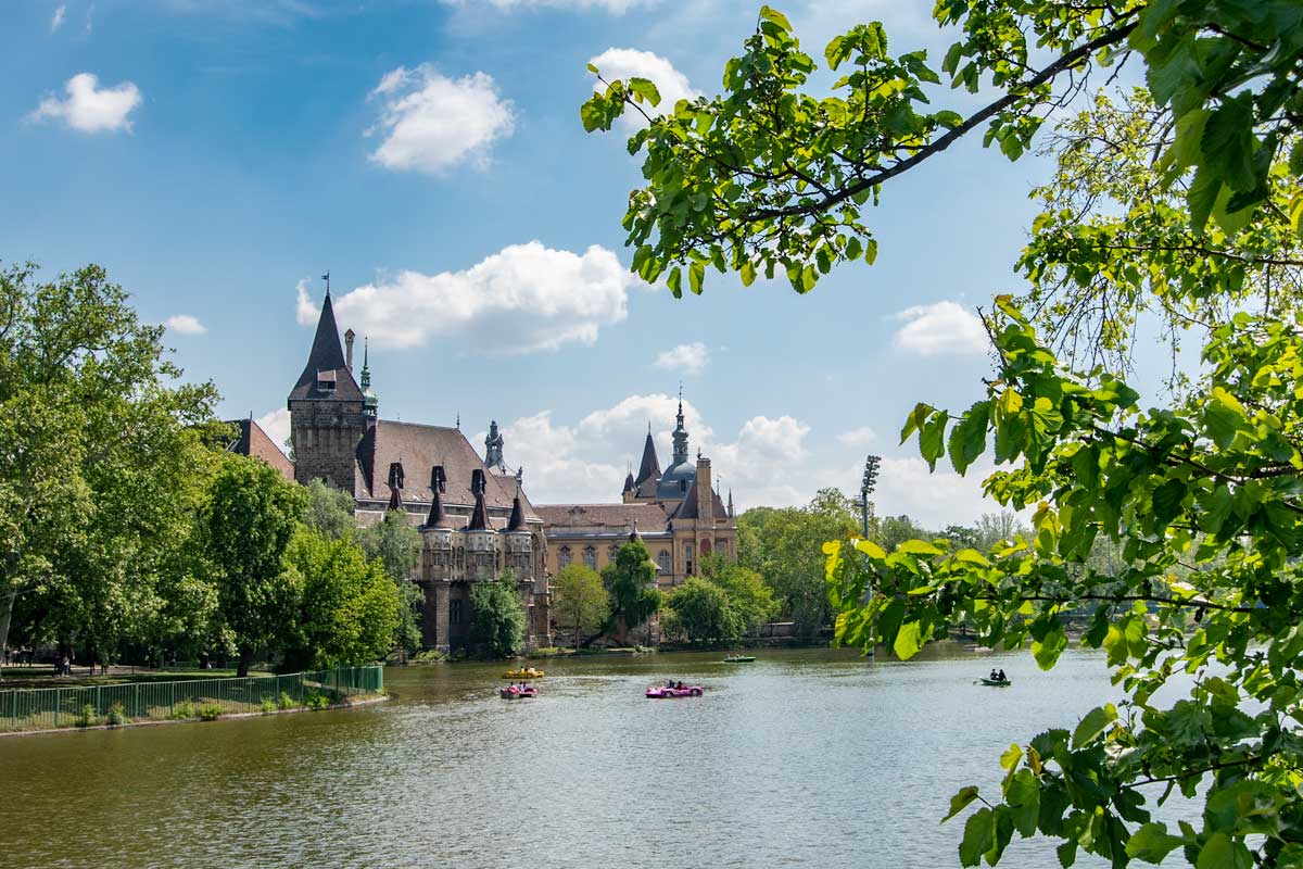 2 days in Budapest - Lovely castle by the lake