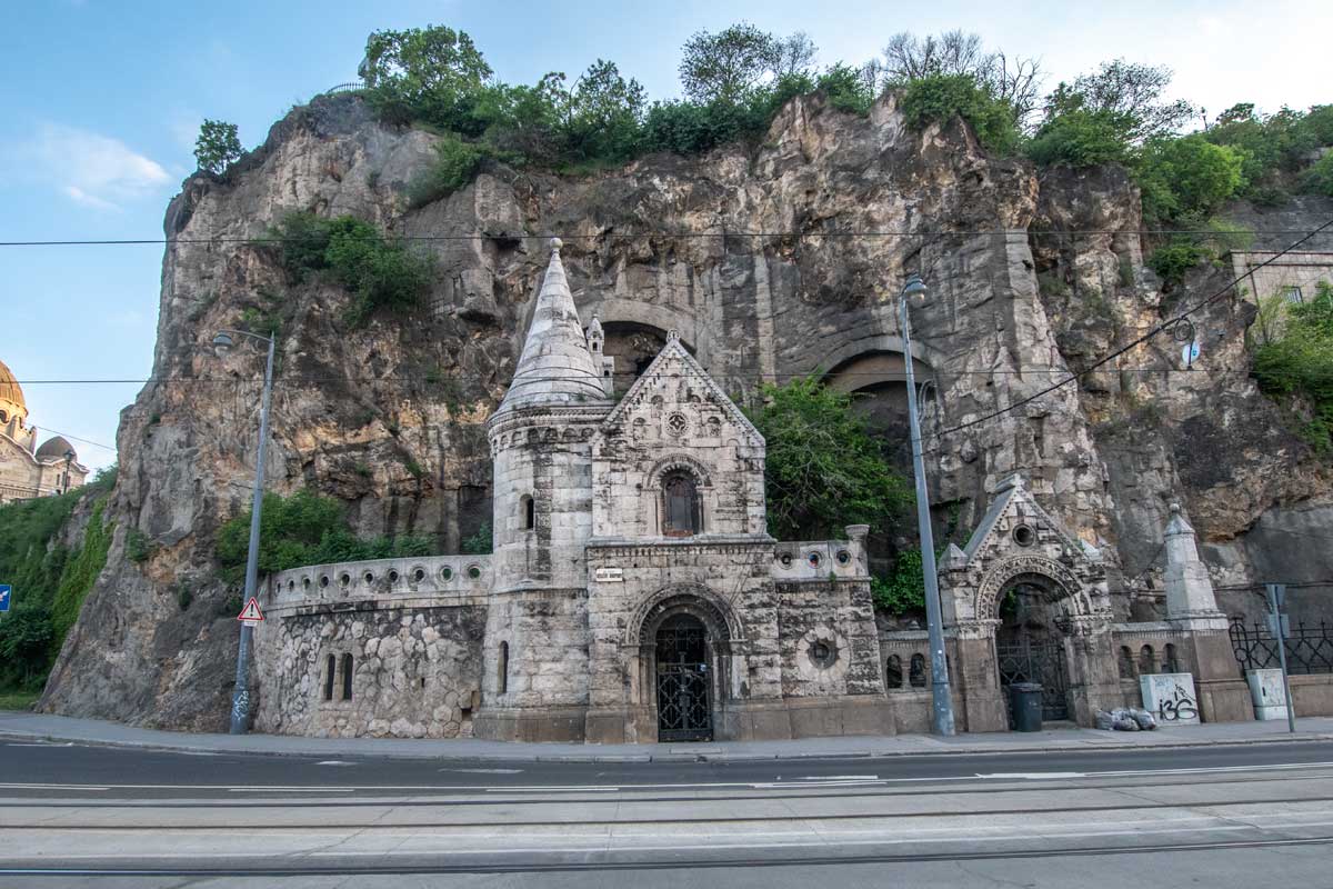 2 days in Budapest - curious cave chapel