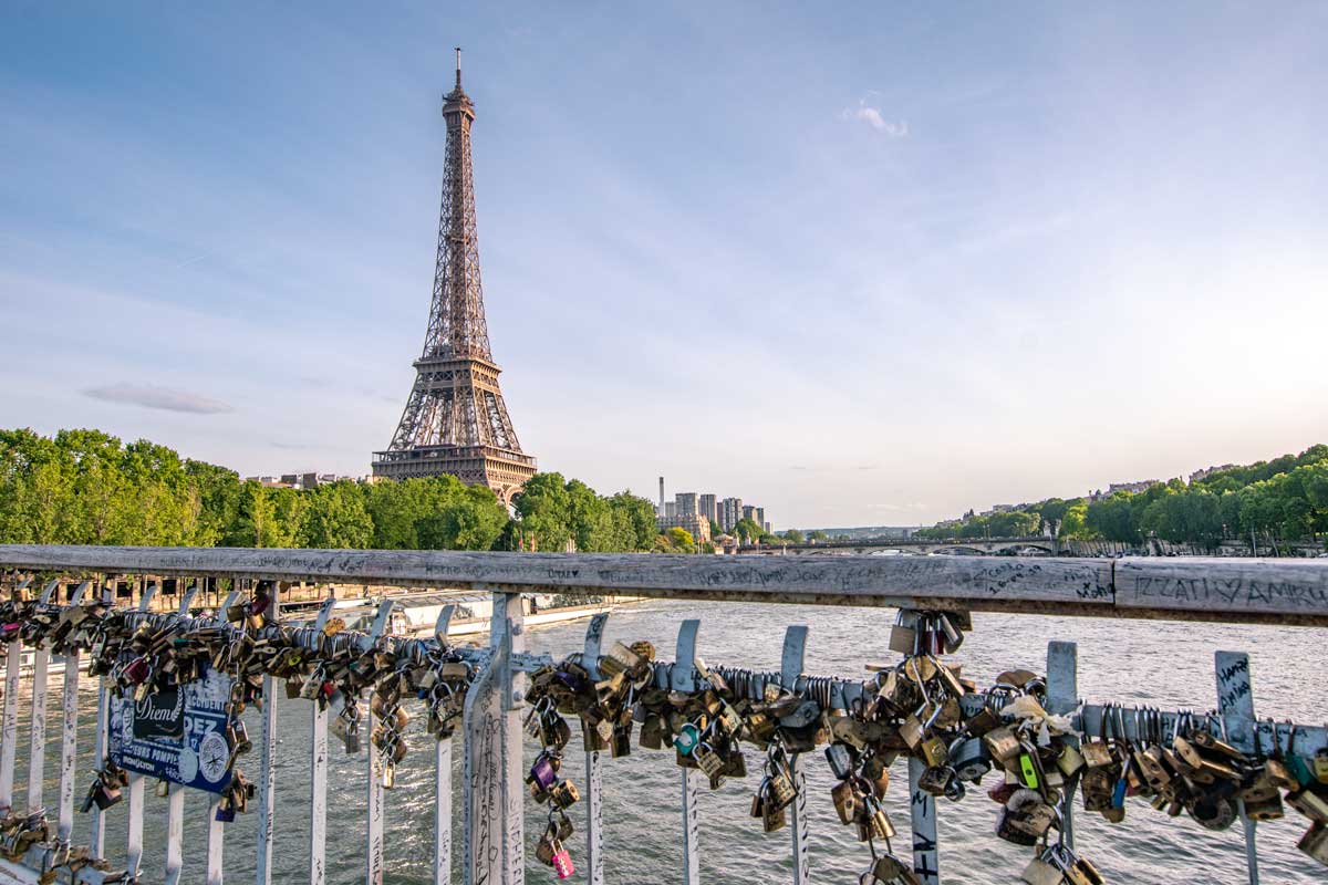4 days in Paris - bridge view of the Eiffel Tower