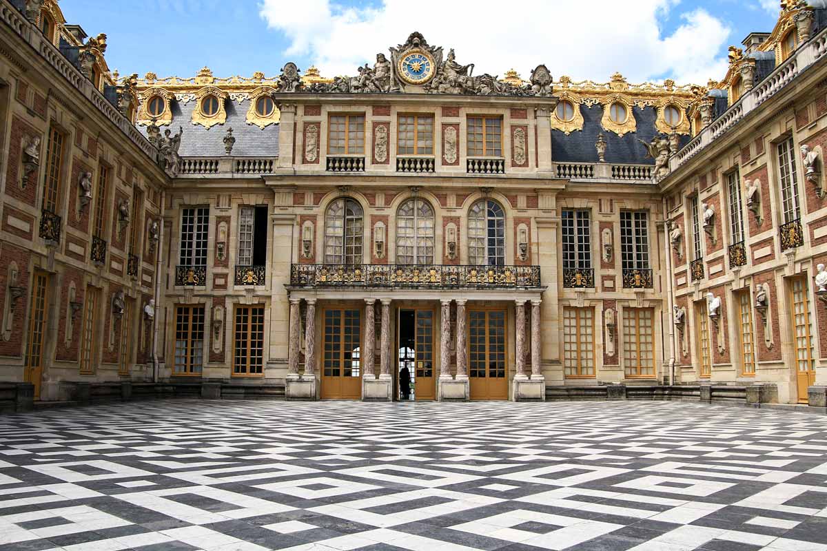 4 day Paris itinerary - Versailles Palace courtyard