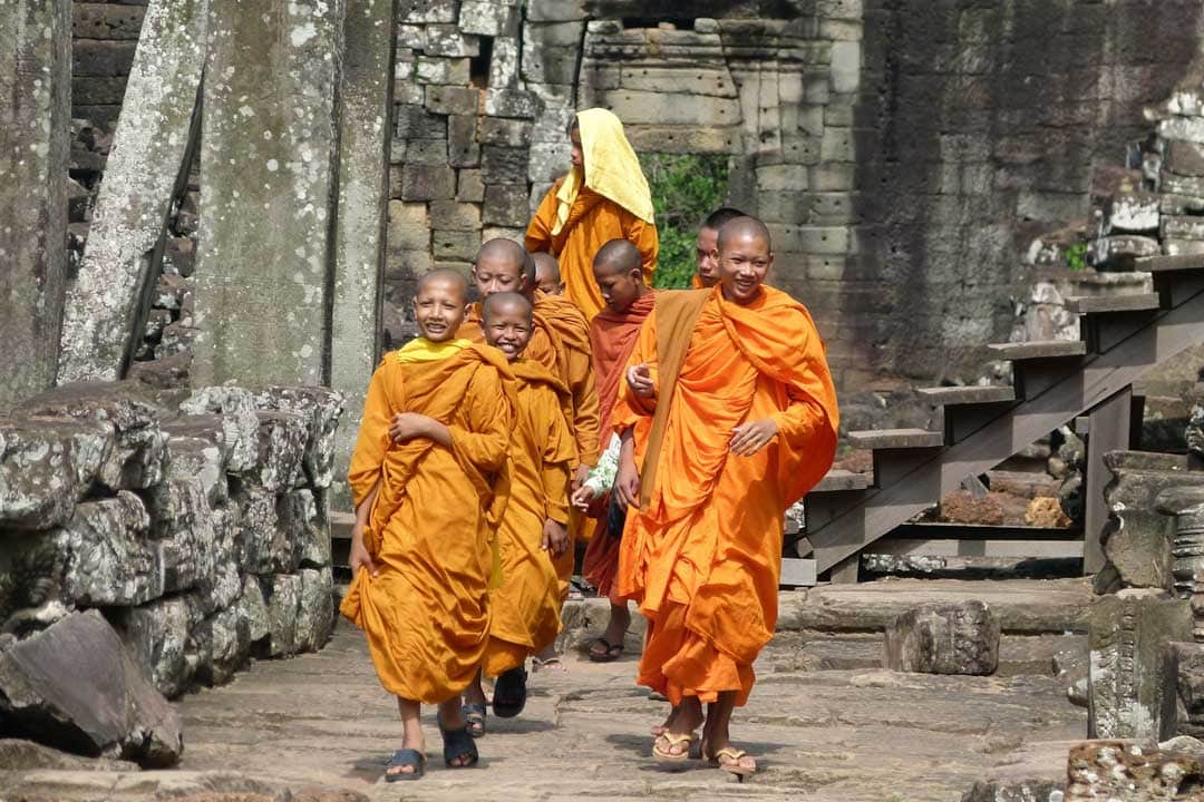 monks-inside-angkor