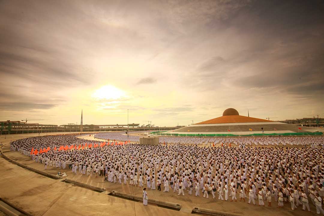 Wat-Phra-Dhammakaya-at-sunrise