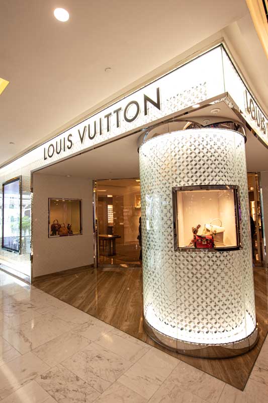 Bangkok, Thailand - April 26, 2018: Louis Vuitton Store In Bangkok. LV Is A  Fashion And Luxury Retail Company, Window Store With Fashionable And Luxury  Products. White, Silver And Gold Decoration. Stock