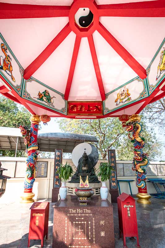 lu-tze-shrine-under-red-white-ceiling