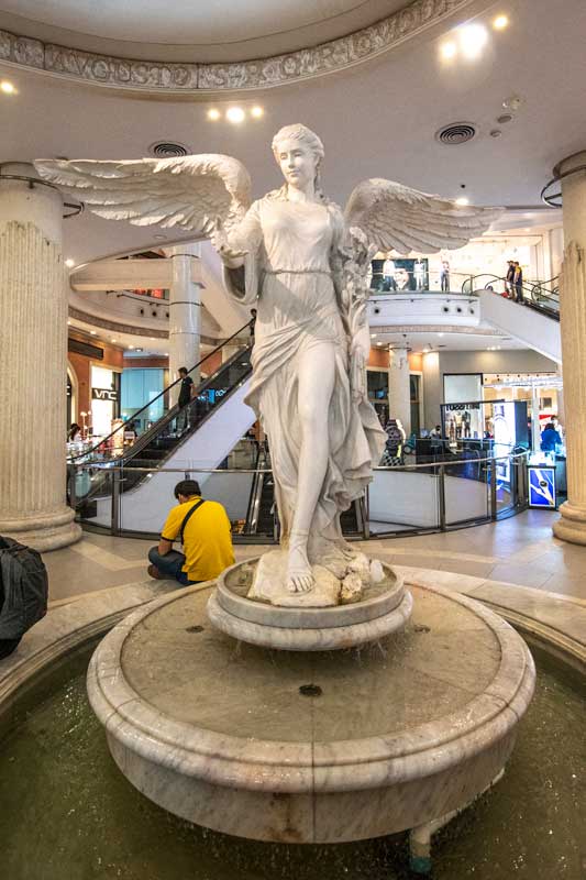 roman-statue-in-terminal-21-bangkok