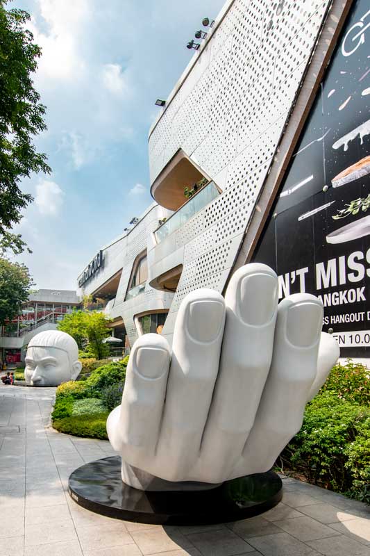 sculpture-od-a-head-and-hand-in-frond-of-central-world-in-bangkok