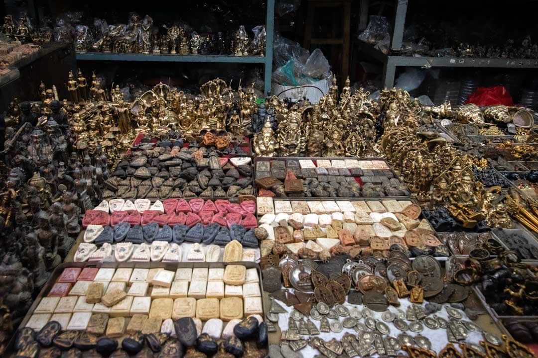 amulet-stall-in-bangkok