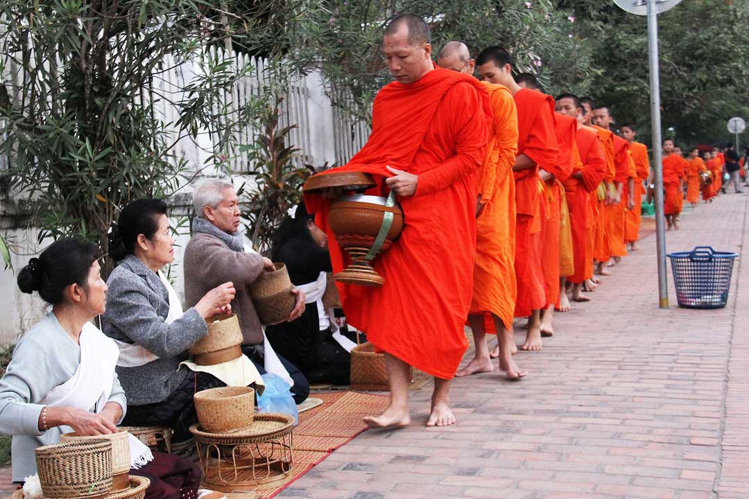 monks-performing-tak-bat