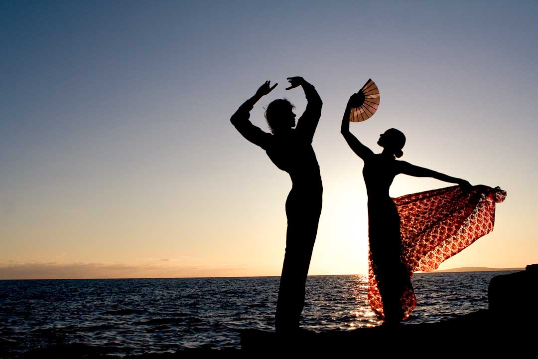 flamenco-dancers-by-the-sea