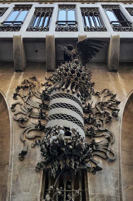 palau-guell-entrance