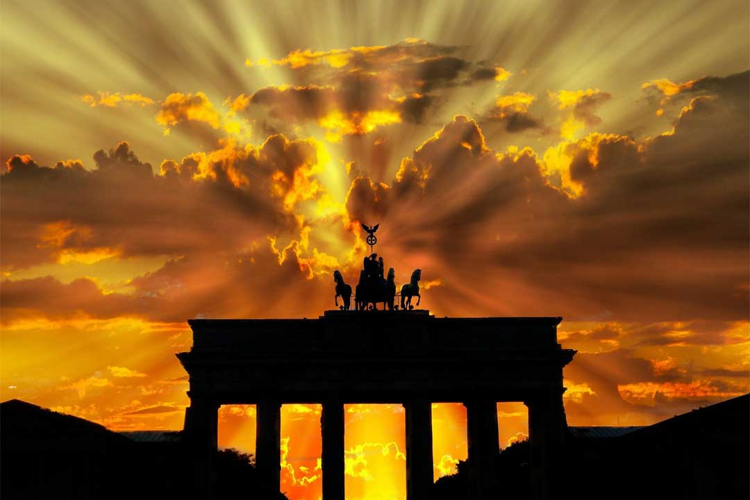 sunrise-over-brandenburg-gate