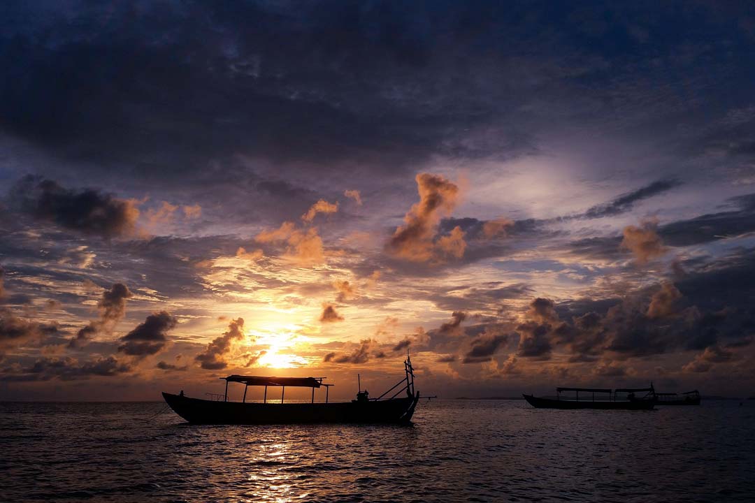 boats-in-the-ocean-at-pink-sunsetsoutheast-asia-bucket-list