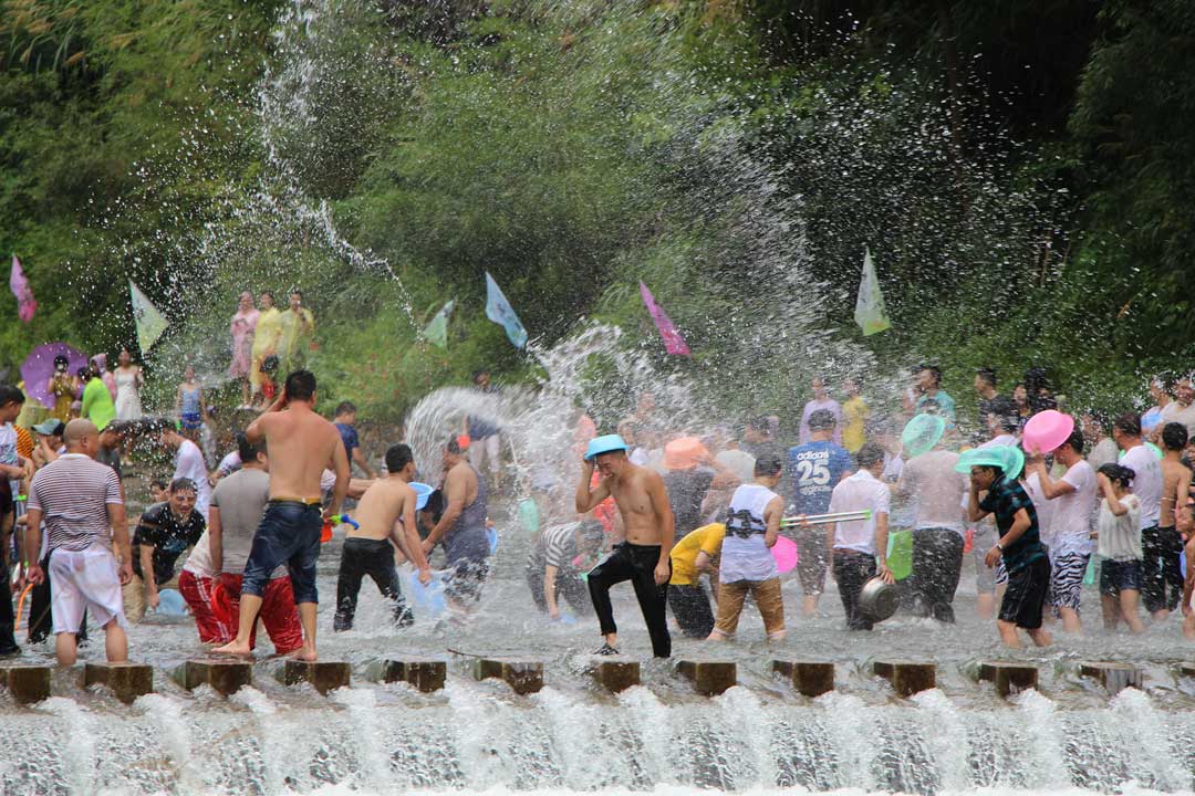 crowd-waterfighting-on-songkran