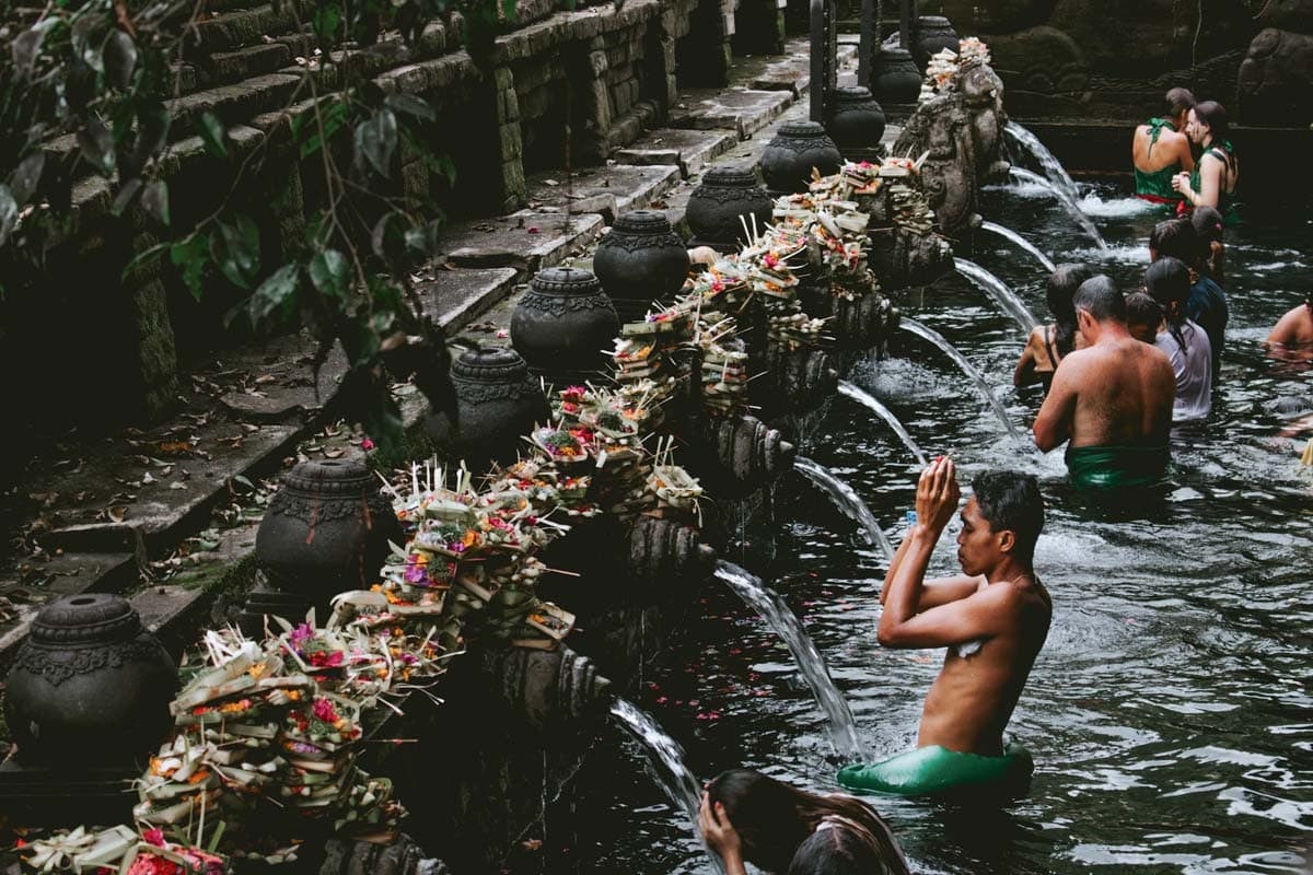 indonesians-performing-ritual-cleansing