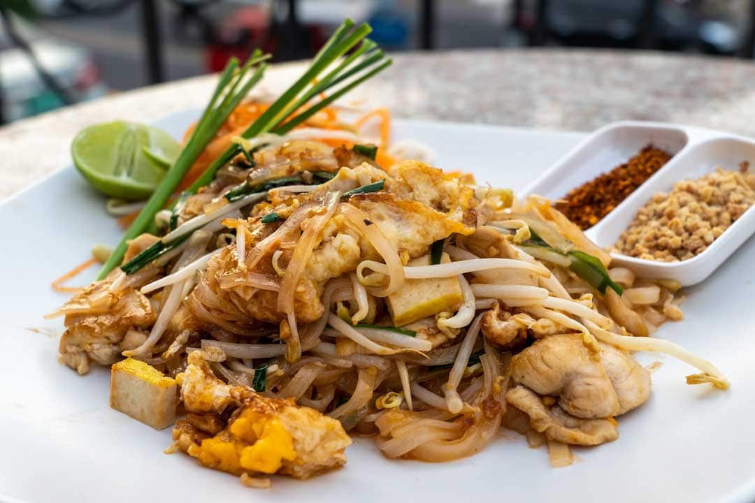 pad-thai-plate close up