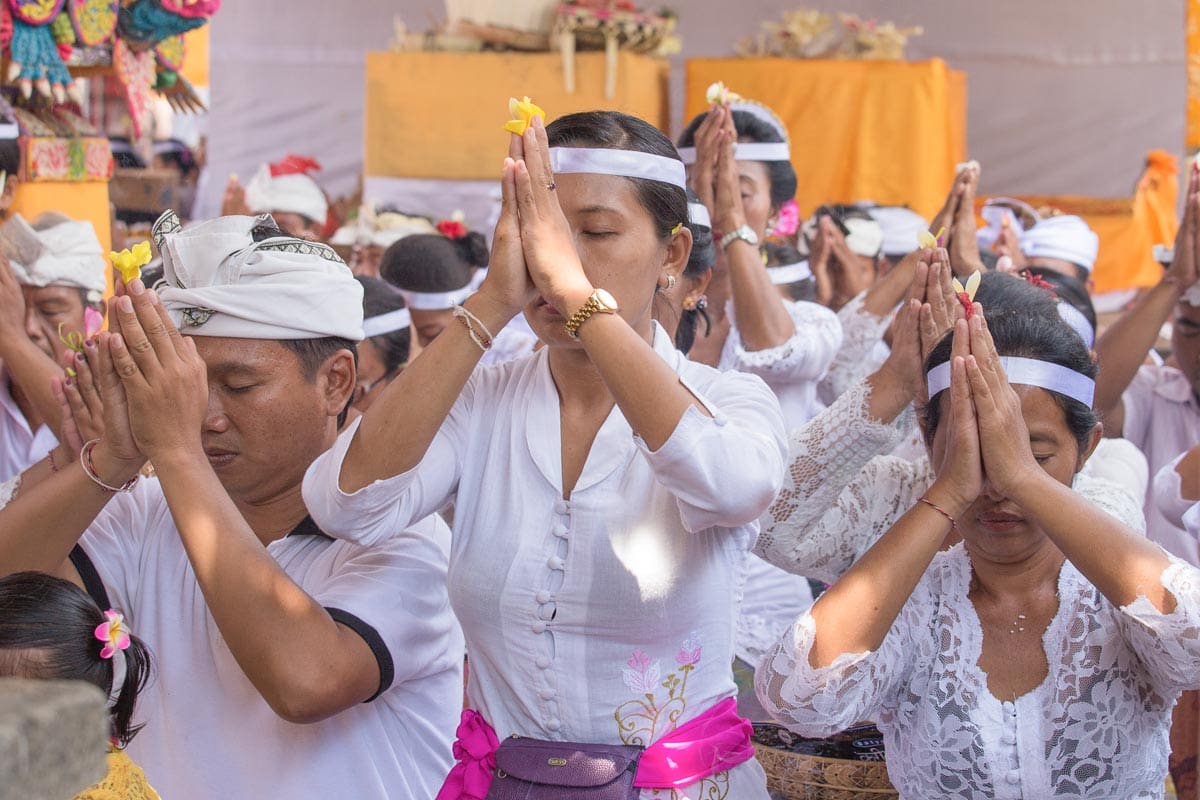 praying-indonesians