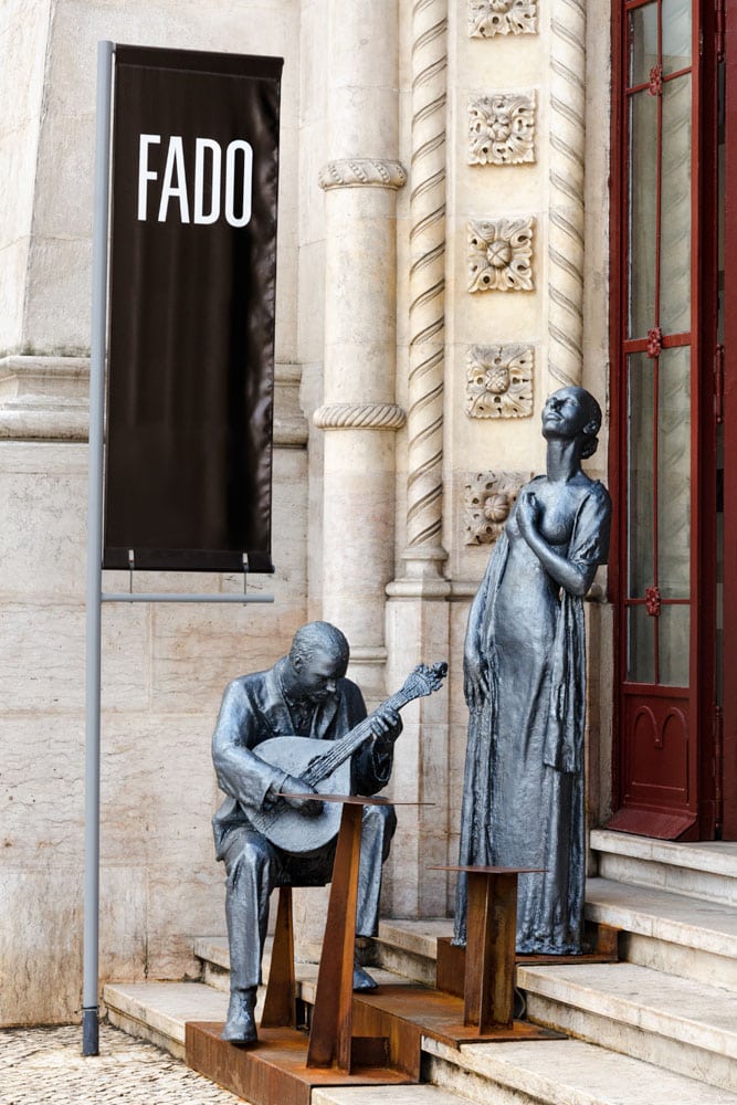 fado-performing-statues