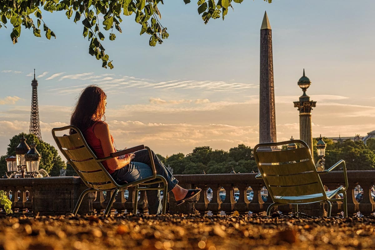 girl-reading-on-concorde-square