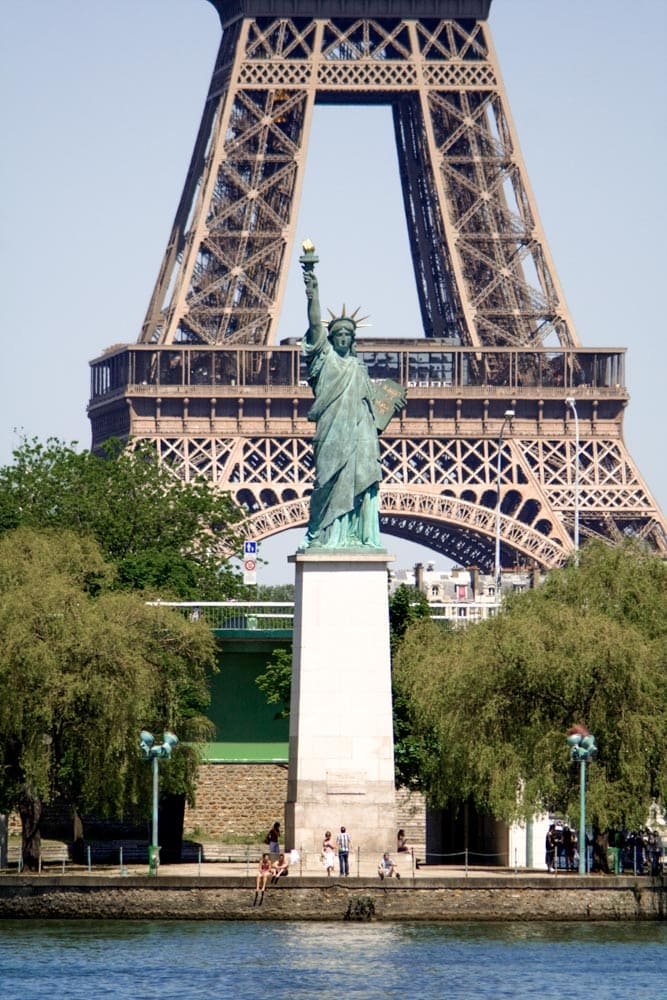 statue-of-liberty-in-front-of-the-eiffel-tower