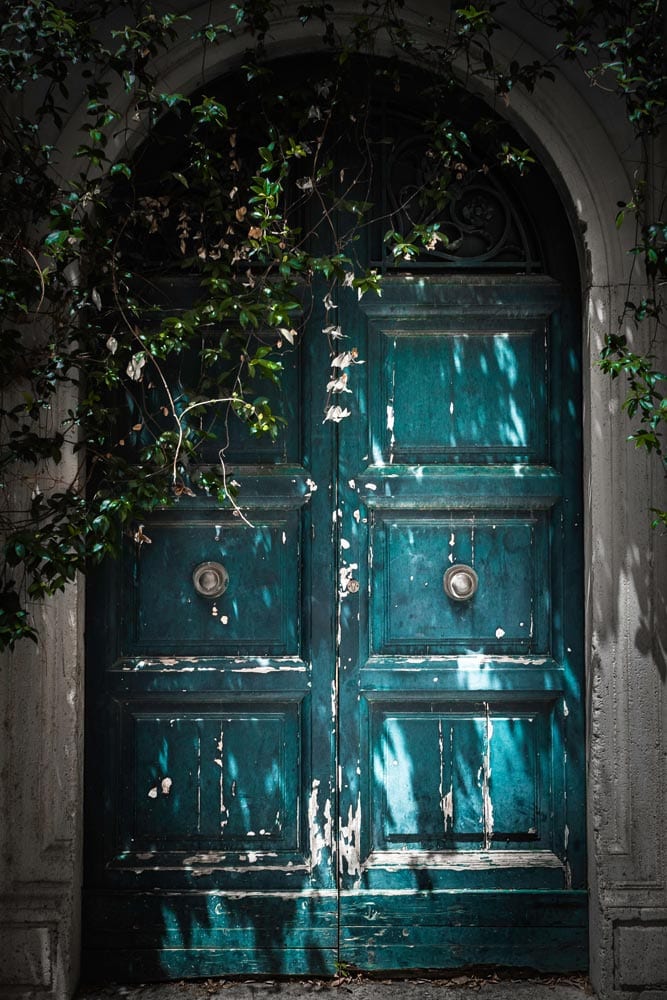 old-blue-door-in-rome