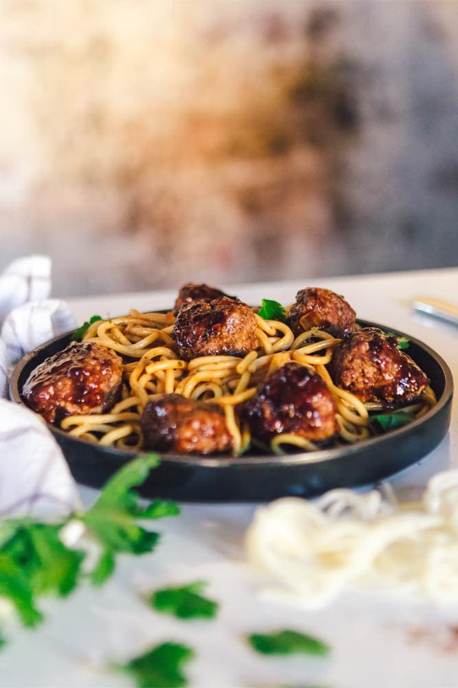 spaghetti-and-meatballs-with-blurred-background