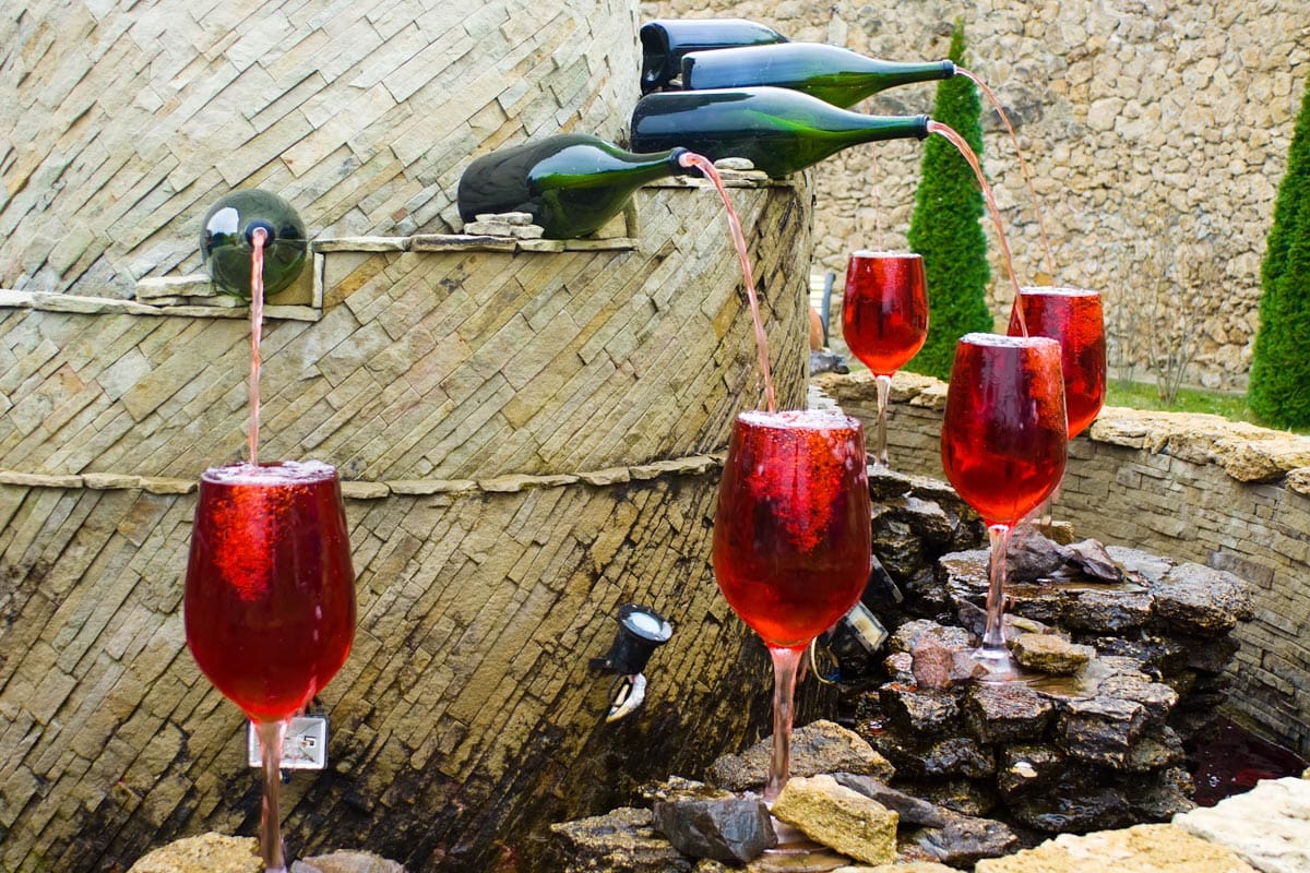 wine-fountain-pouring-in-glasses