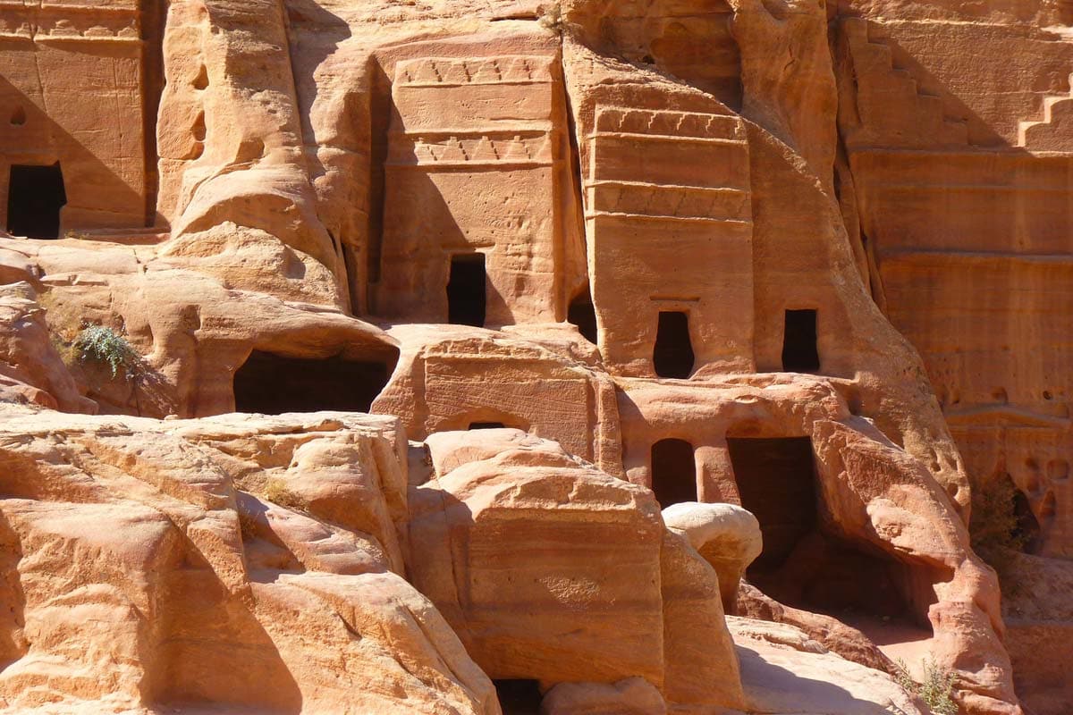 facts-about-petra-countles-tobs-inside-the-city