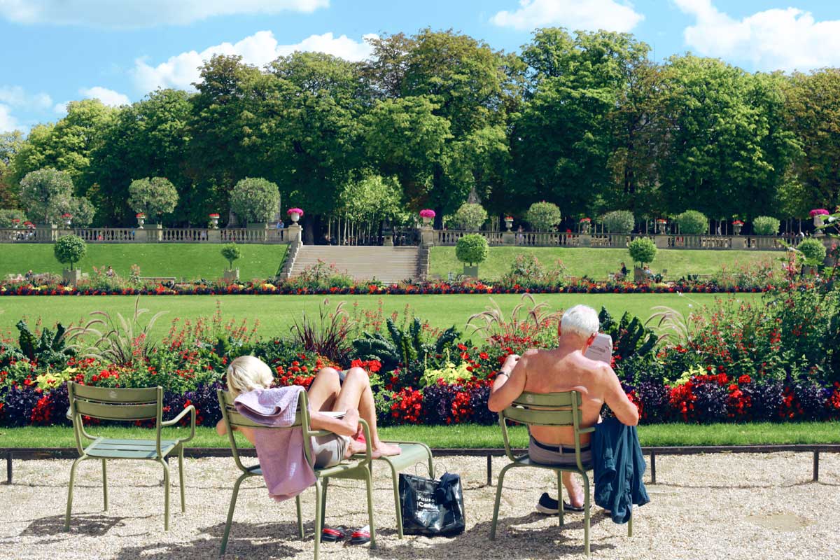 family-chilling-in-the-luxemburg-gardens