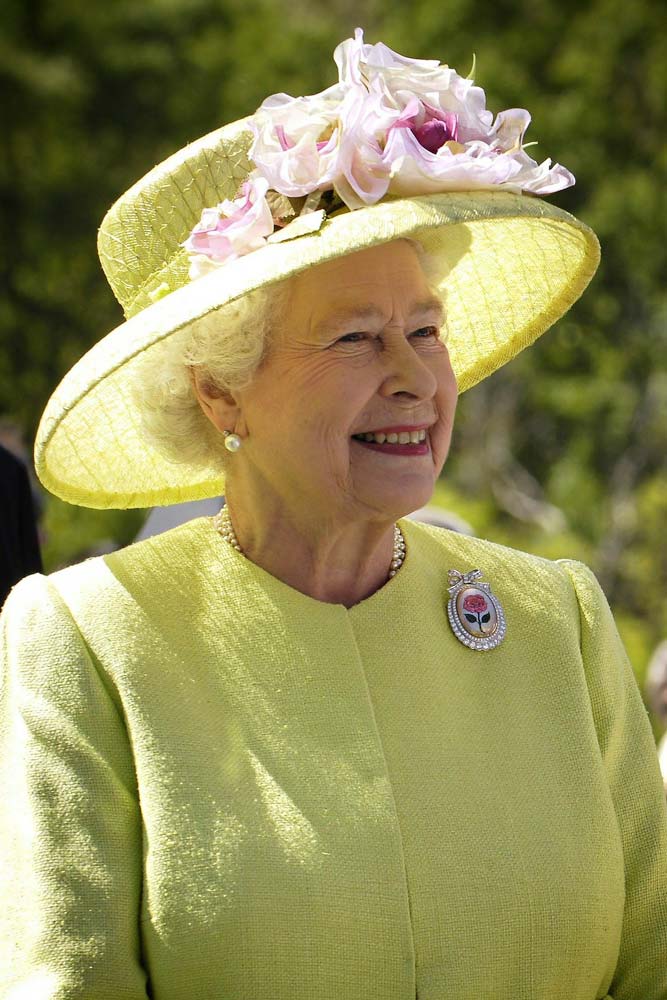 queen-elizabeth-smiling-in-green-dress