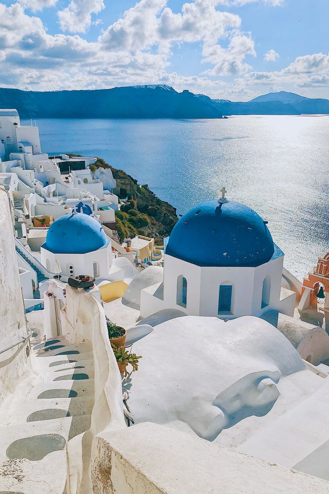  vad är Grekland känt för-blå-kupoler-av-santorini-med-havet-i-bakgrunden