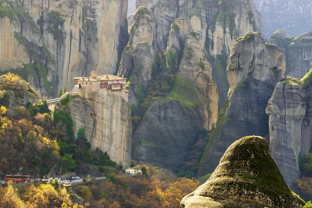 per cosa è famosa la Grecia-monastero-su-un-pilastro di roccia