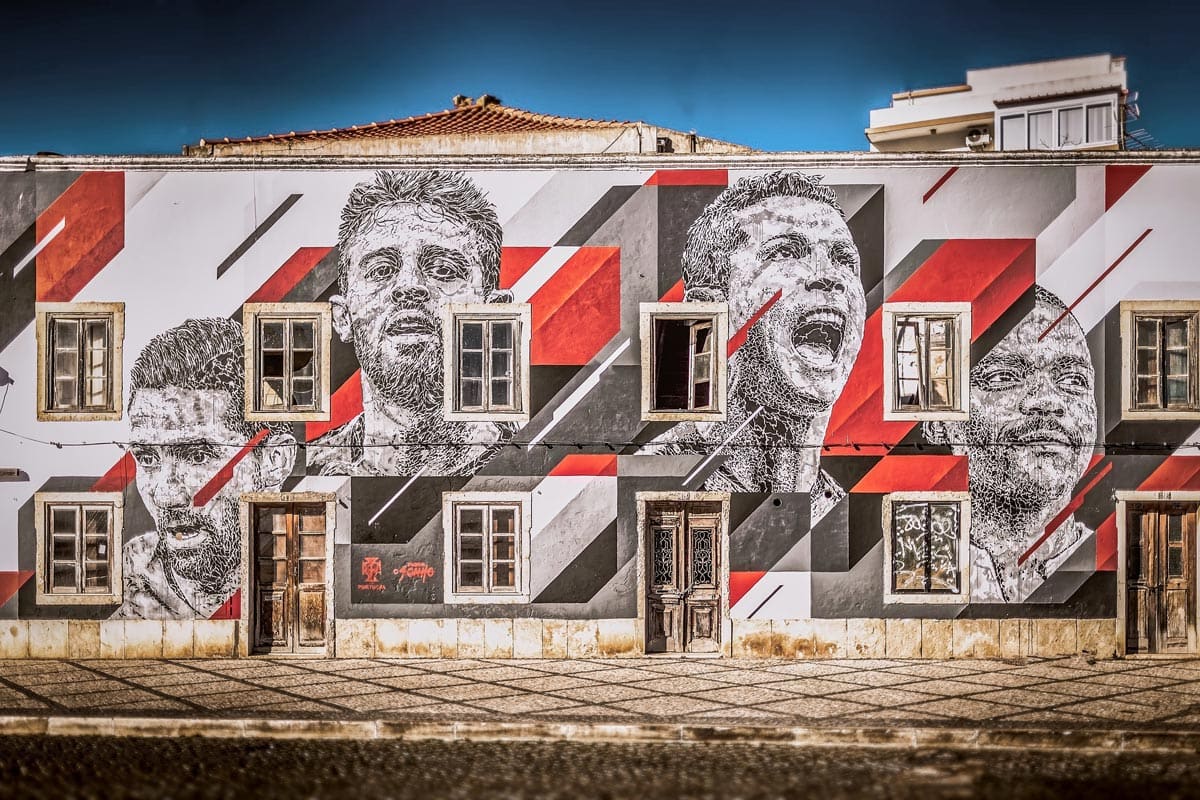 house-with-portuguesse-footbal-players-painted-on-the-facade