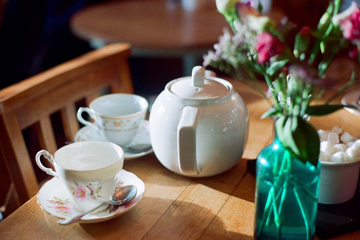 english-pot-and-cups-on-a-table