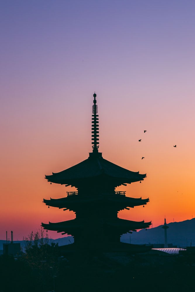 silhouette-of-a-japanese-pagoda