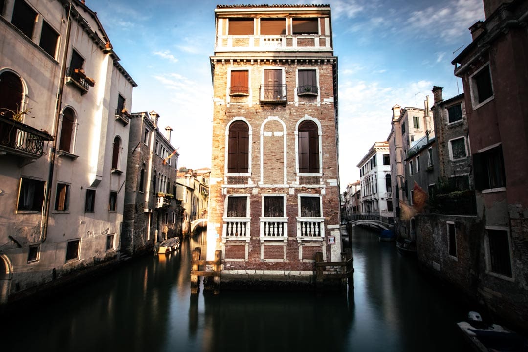 3-days-in-venice-floating-house-on-sunset