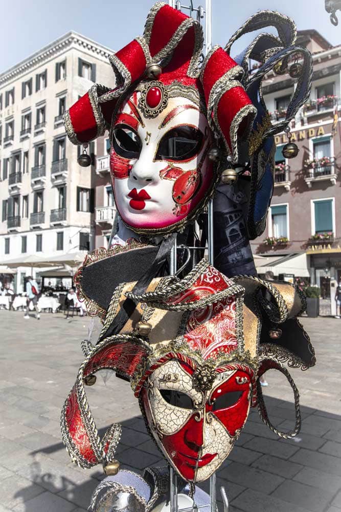 3-day-venice-itinerar-zoom-in-on-masks