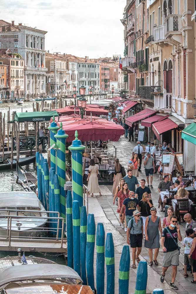 3-day-venice-itinerary-crowds-near-rialto-bridge